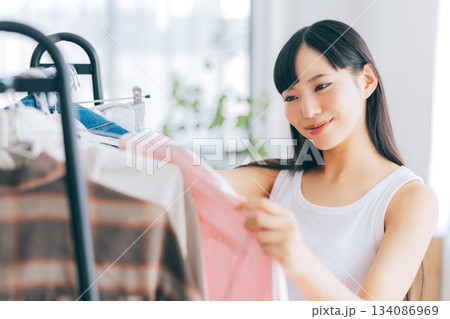 洋服を選ぶ女性 洋服を選ぶ女性 134086969