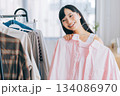 洋服を選ぶ女性 134086970