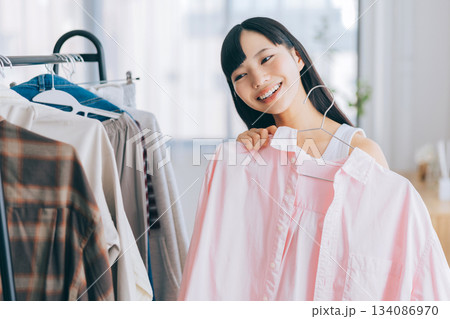 洋服を選ぶ女性 洋服を選ぶ女性 134086970