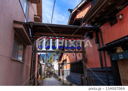 郡上八幡の木造家屋が並ぶ石畳の路地と頭上に連なる提灯 134087069