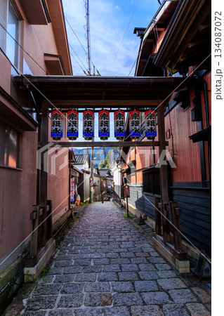 郡上八幡の木造家屋が並ぶ石畳の路地と頭上に連なる提灯 134087072