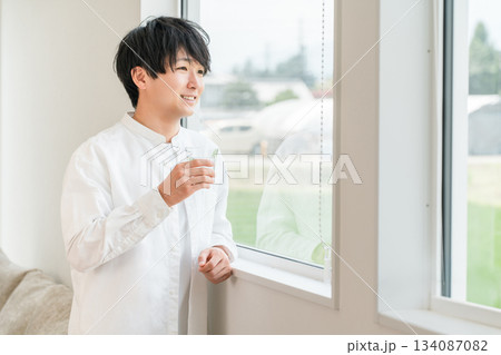 朝起きて水,白湯,炭酸水を飲む男性(ミネラルウォーター,ウォーターサーバー) 朝起きて水,白湯,炭酸水を飲む男性(ミネラルウォーター,ウォーターサーバー) 134087082