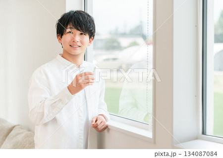 朝起きて水,白湯,炭酸水を飲む男性(ミネラルウォーター,ウォーターサーバー) 朝起きて水,白湯,炭酸水を飲む男性(ミネラルウォーター,ウォーターサーバー) 134087084