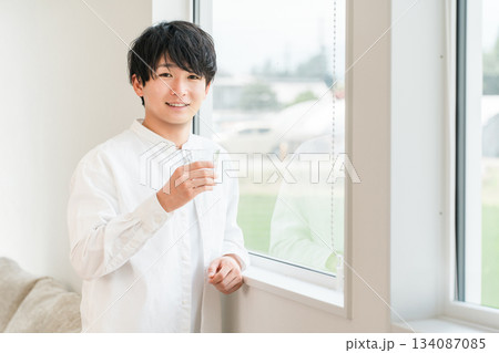 朝起きて水,白湯,炭酸水を飲む男性（ミネラルウォーター,ウォーターサーバー） 134087085