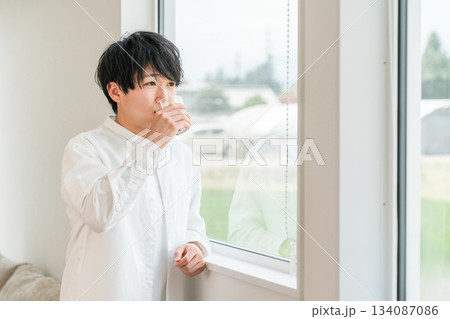 朝起きて水,白湯,炭酸水を飲む男性(ミネラルウォーター,ウォーターサーバー) 朝起きて水,白湯,炭酸水を飲む男性(ミネラルウォーター,ウォーターサーバー) 134087086