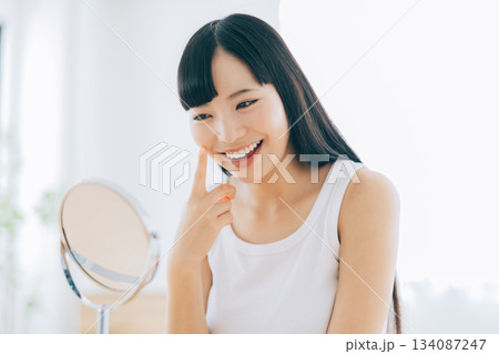 お肌の張りが出て喜ぶ女性 134087247