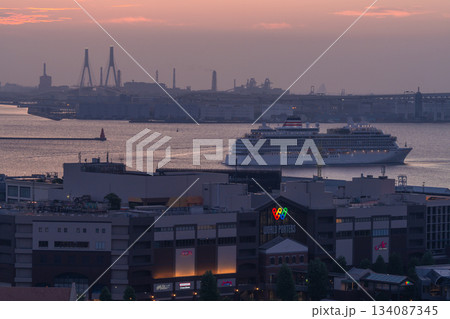 《神奈川県》横浜ベイエリアの夜明け 134087345