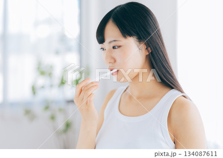 歯を磨く若い女性 歯を磨く若い女性 134087611