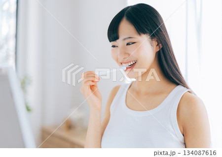 歯を磨く若い女性 歯を磨く若い女性 134087616