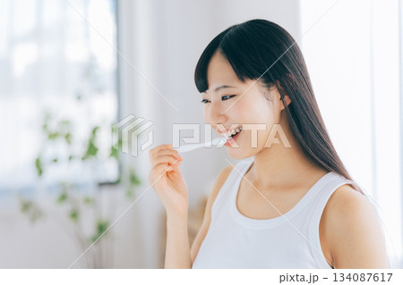 歯を磨く若い女性 134087617