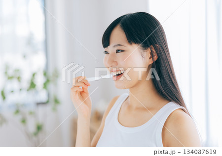 歯を磨く若い女性 歯を磨く若い女性 134087619