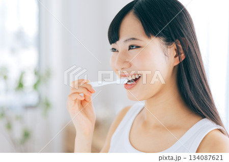 歯を磨く若い女性 134087621