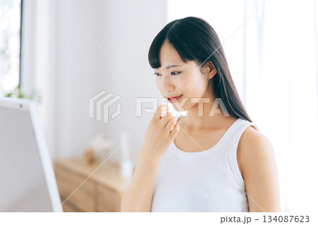 歯を磨く若い女性 歯を磨く若い女性 134087623