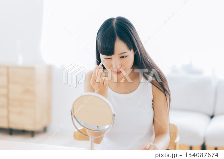 メイクをする女性 メイクをする女性 134087674