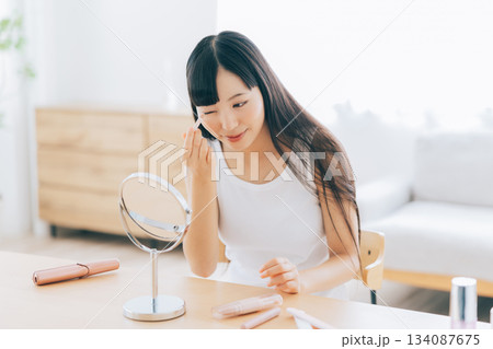 メイクをする女性 134087675