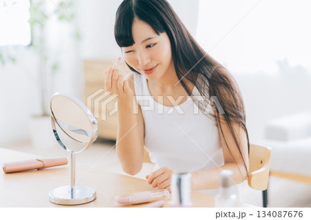 メイクをする女性 134087676