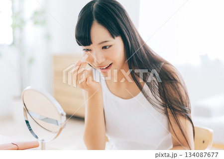 メイクをする女性 メイクをする女性 134087677