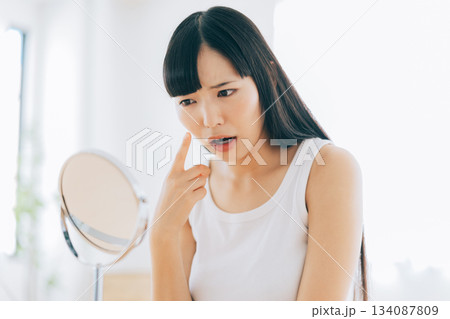 肌荒れでショックを受ける女性 134087809