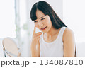肌荒れでショックを受ける女性 134087810