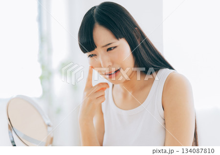 肌荒れでショックを受ける女性 肌荒れでショックを受ける女性 134087810