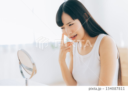 肌荒れでショックを受ける女性 134087811