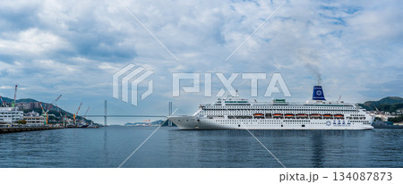 長崎港客船入港(Piano Land)松ヶ枝埠頭着岸中 パノラマ【長崎市】 長崎港客船入港(Piano Land)松ヶ枝埠頭着岸中 パノラマ【長崎市】 134087873