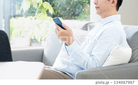 スマホを使う中高年男性 スマホを使う中高年男性 134087987