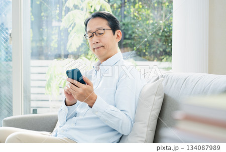 スマホを使う中高年男性 スマホを使う中高年男性 134087989