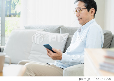 スマホを使う中高年男性 134087990