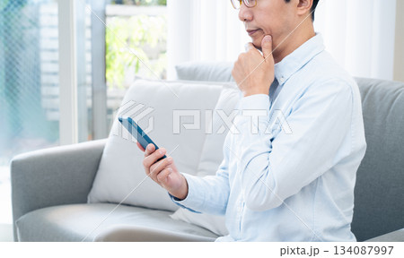 スマホを使う中高年男性 134087997