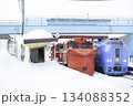 雪の和寒駅で並ぶラッセル車と特急列車 134088352