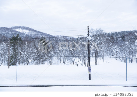 雪の塩狩駅 134088353