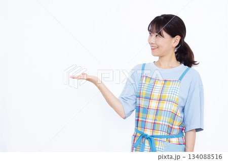 紹介をしている主婦 134088516