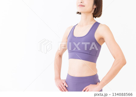 ヨガウェア姿のスリムなミドル女性 ヨガウェア姿のスリムなミドル女性 134088566