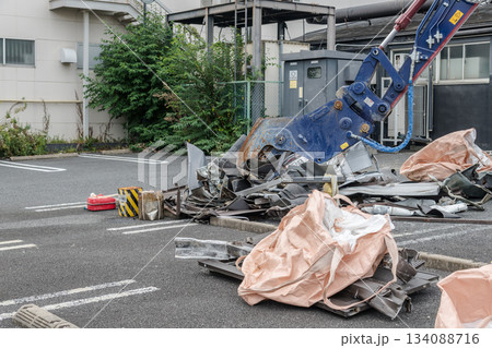 【店舗の解体と重機】 134088716