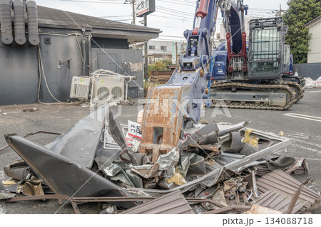 【店舗の解体と重機】 134088718