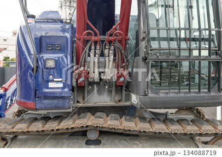 【店舗の解体と重機のキャタピラ】 134088719