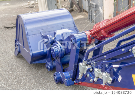 【店舗の解体と重機のシリンダー】 134088720