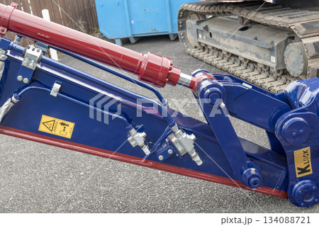 【店舗の解体と重機のシリンダー】 134088721