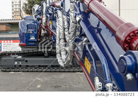 【店舗の解体と重機のシリンダー】 134088723