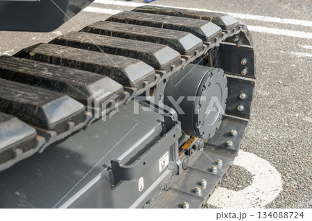 【店舗の解体と重機のキャタピラ】 【店舗の解体と重機のキャタピラ】 134088724