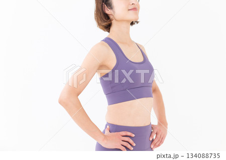 ヨガウェア姿のスリムなミドル女性 134088735