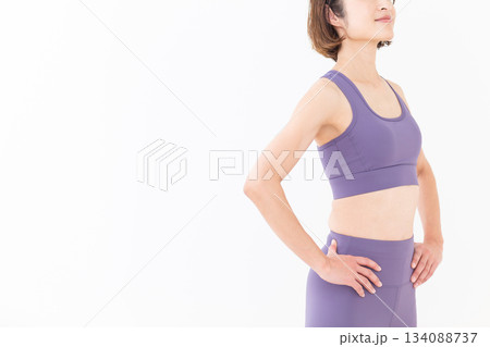 ヨガウェア姿のスリムなミドル女性 ヨガウェア姿のスリムなミドル女性 134088737