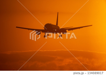夕暮れに着陸する旅客機 夕暮れに着陸する旅客機 134089017