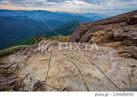 谷川岳・西黒尾根の氷河の跡と尾瀬・日光・上州武尊山・赤城の山並み 134089050