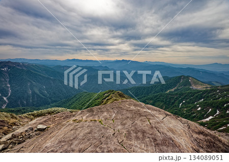 谷川岳・西黒尾根の氷河の跡と尾瀬・日光・上州武尊山・赤城の山並み 134089051