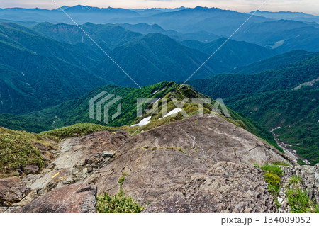 谷川岳・西黒尾根の氷河の跡と尾瀬・日光・上州武尊山の山並み 134089052