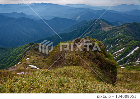 谷川岳・西黒尾根のザンゲ岩と日光・上州武尊山・赤城山の眺め 134089053