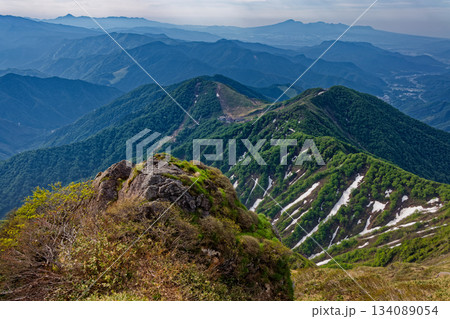 谷川岳・西黒尾根のザンゲ岩と天神平・海山・赤城山の眺め 134089054
