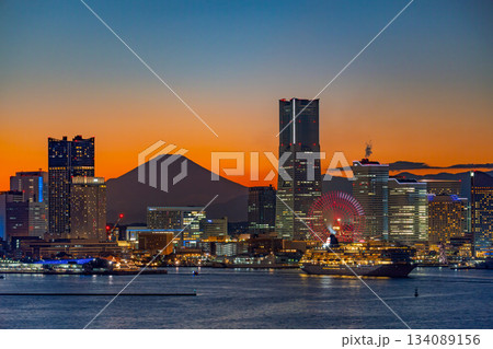 【神奈川県】美しい夕景の横浜みなとみらいを出港する豪華客船・飛鳥Ⅱ 134089156